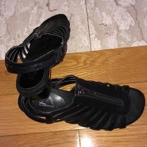 Sandals with a zipper